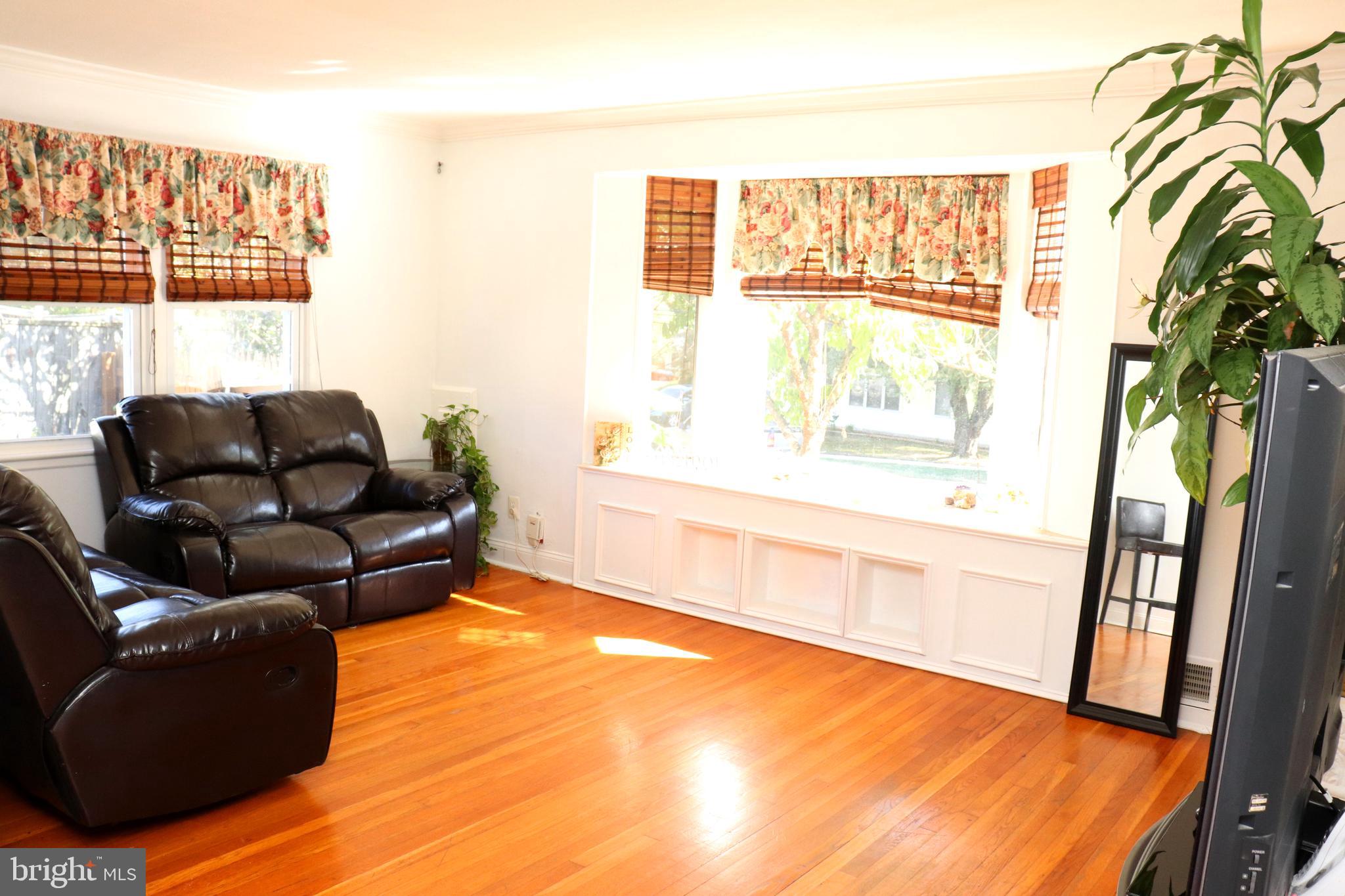 12232 Bluhill Road Silver Spring, MD 20902 - Photo 19 of 48 Living Room