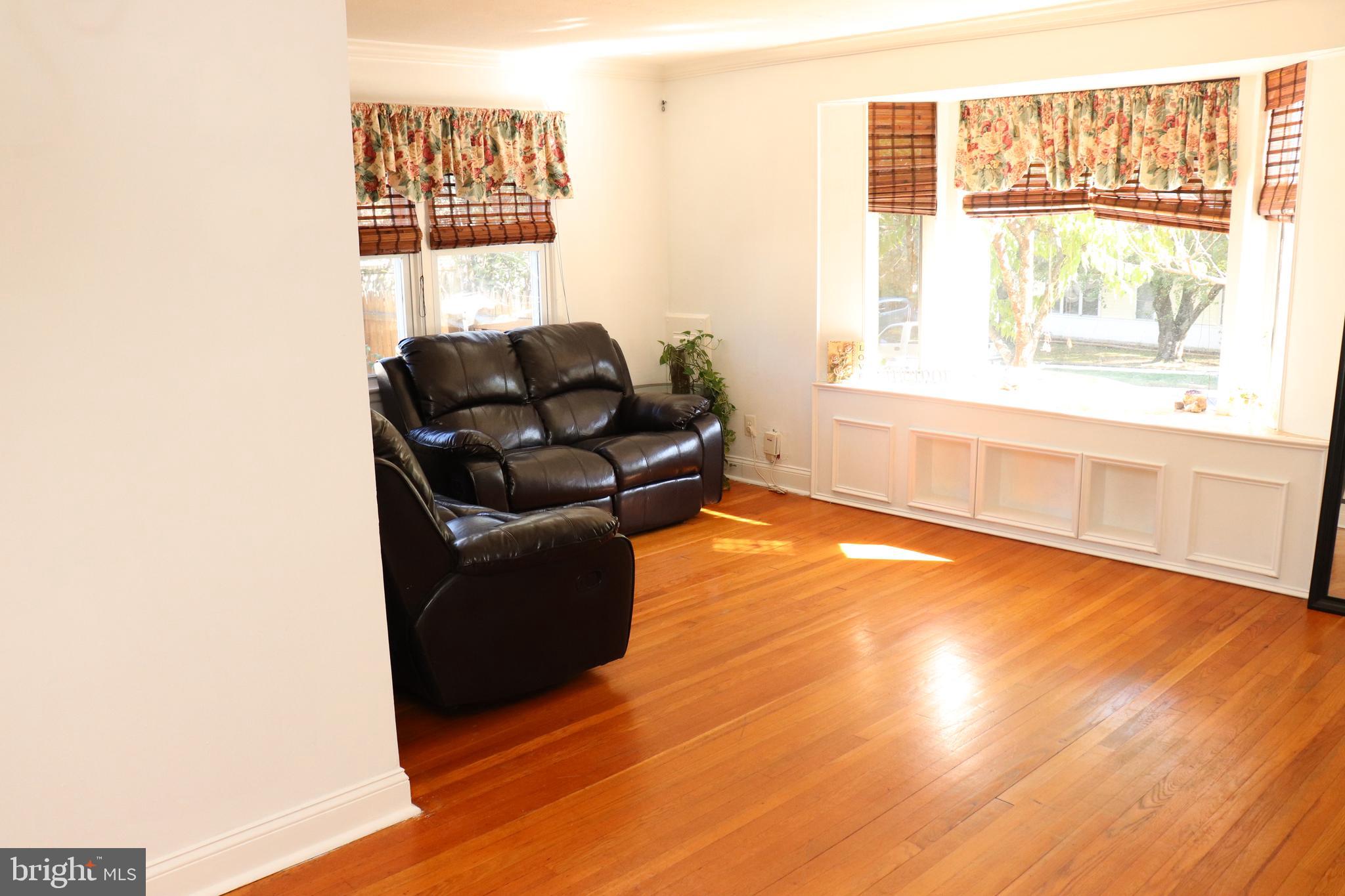 12232 Bluhill Road Silver Spring, MD 20902 - Photo 20 of 48 Living Room