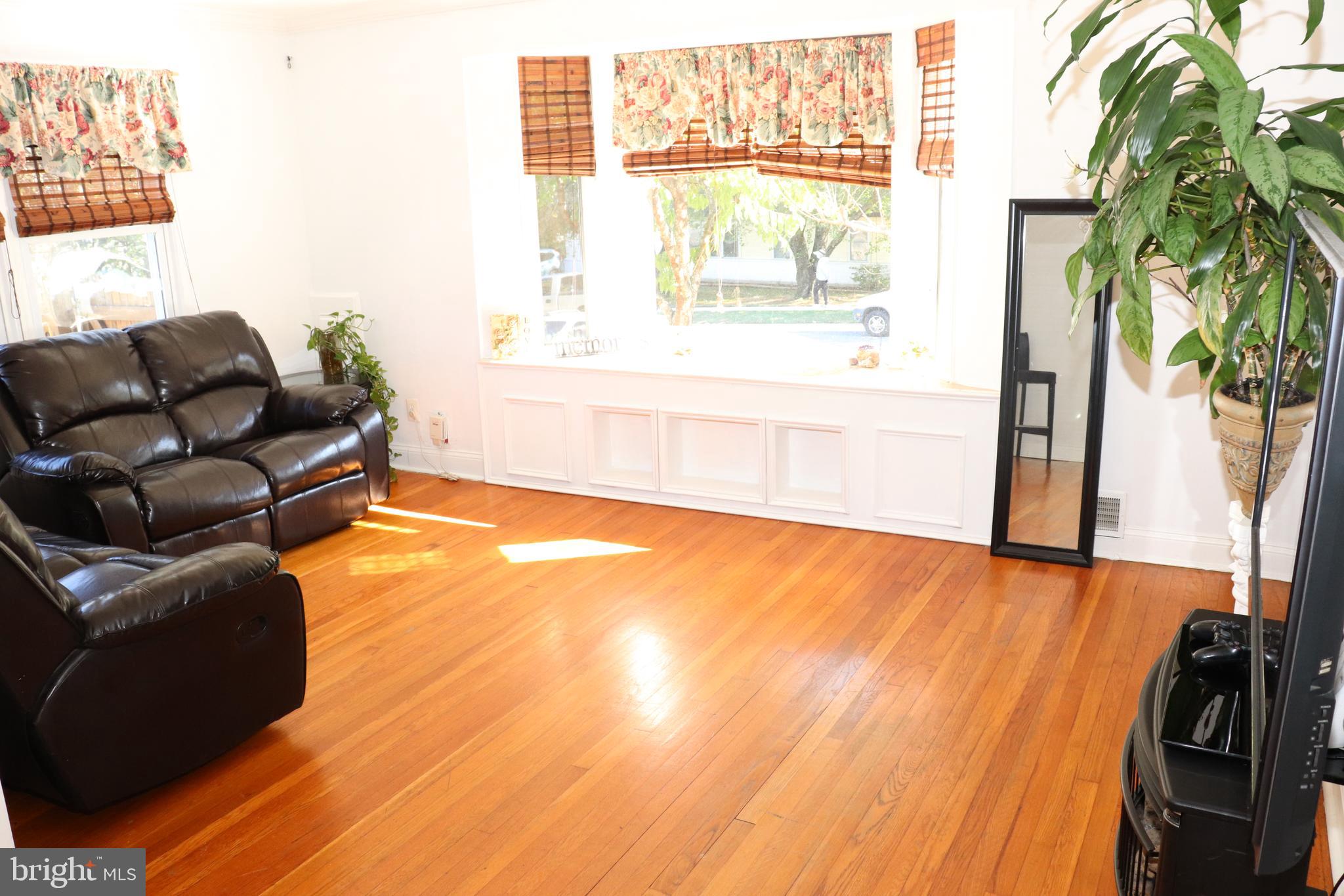 12232 Bluhill Road Silver Spring, MD 20902 - Photo 6 of 48 Living Room