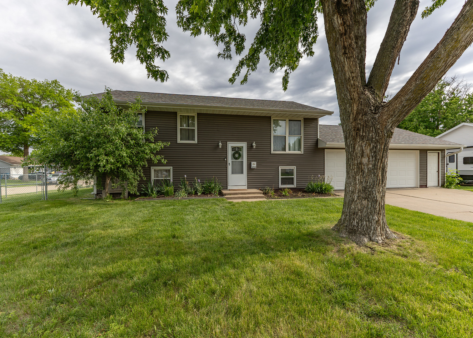 1712 Middle Road Camanche, IA 52730 - Photo 2 of 31 Gallery Image 2