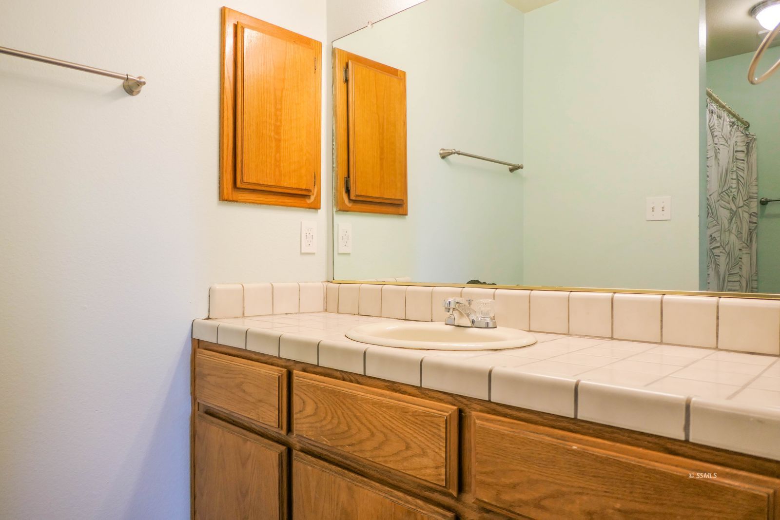 601 Heather Court Ridgecrest, CA 93555 - Photo 33 of 45 a bathroom with a granite countertop sink and a mirror