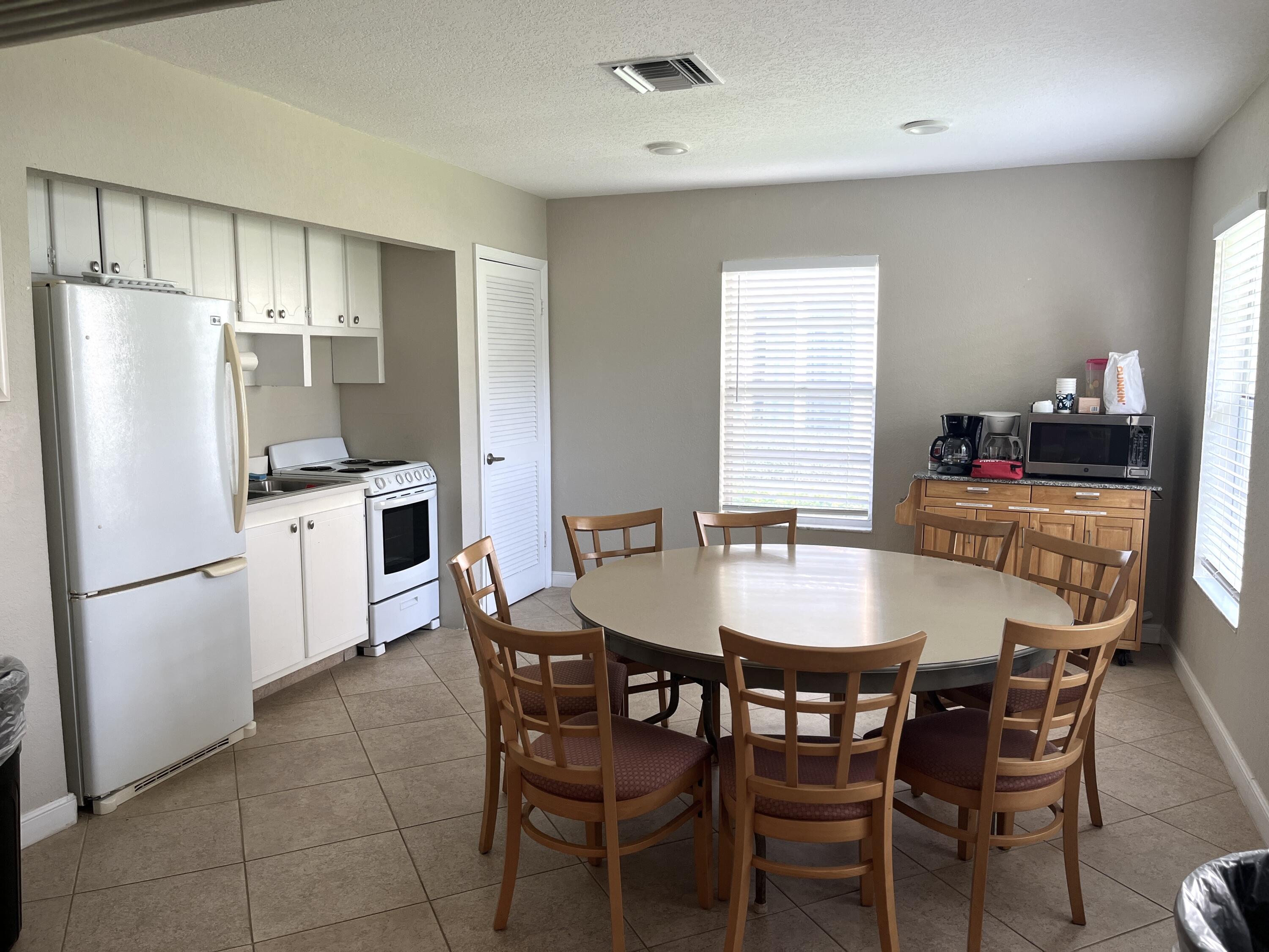 308 Golfview Road, Unit 107 North Palm Beach, FL 33408 - Photo 27 of 34 Community kitchen