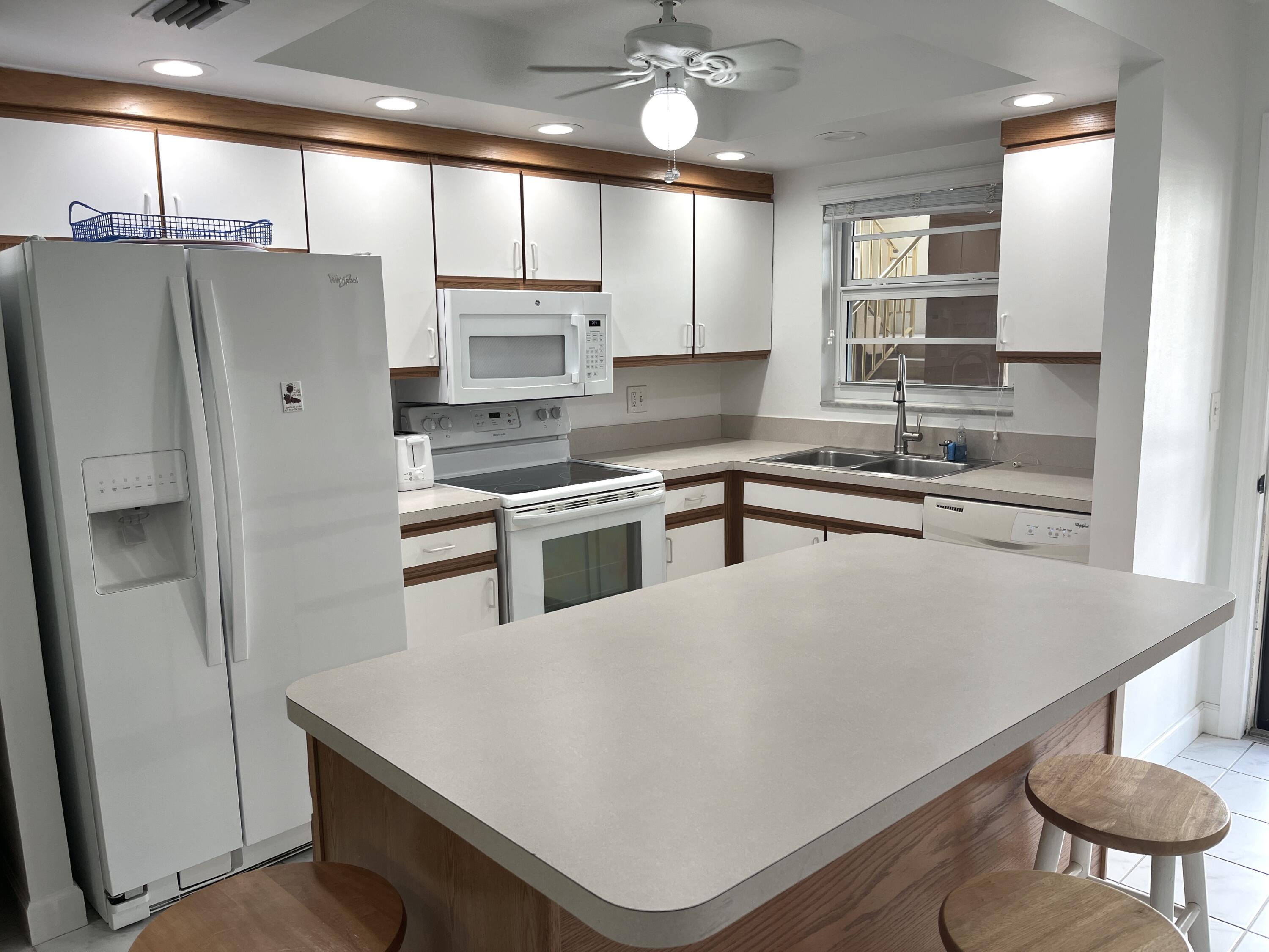 308 Golfview Road, Unit 107 North Palm Beach, FL 33408 - Photo 5 of 34 Beautiful kitchen with the island