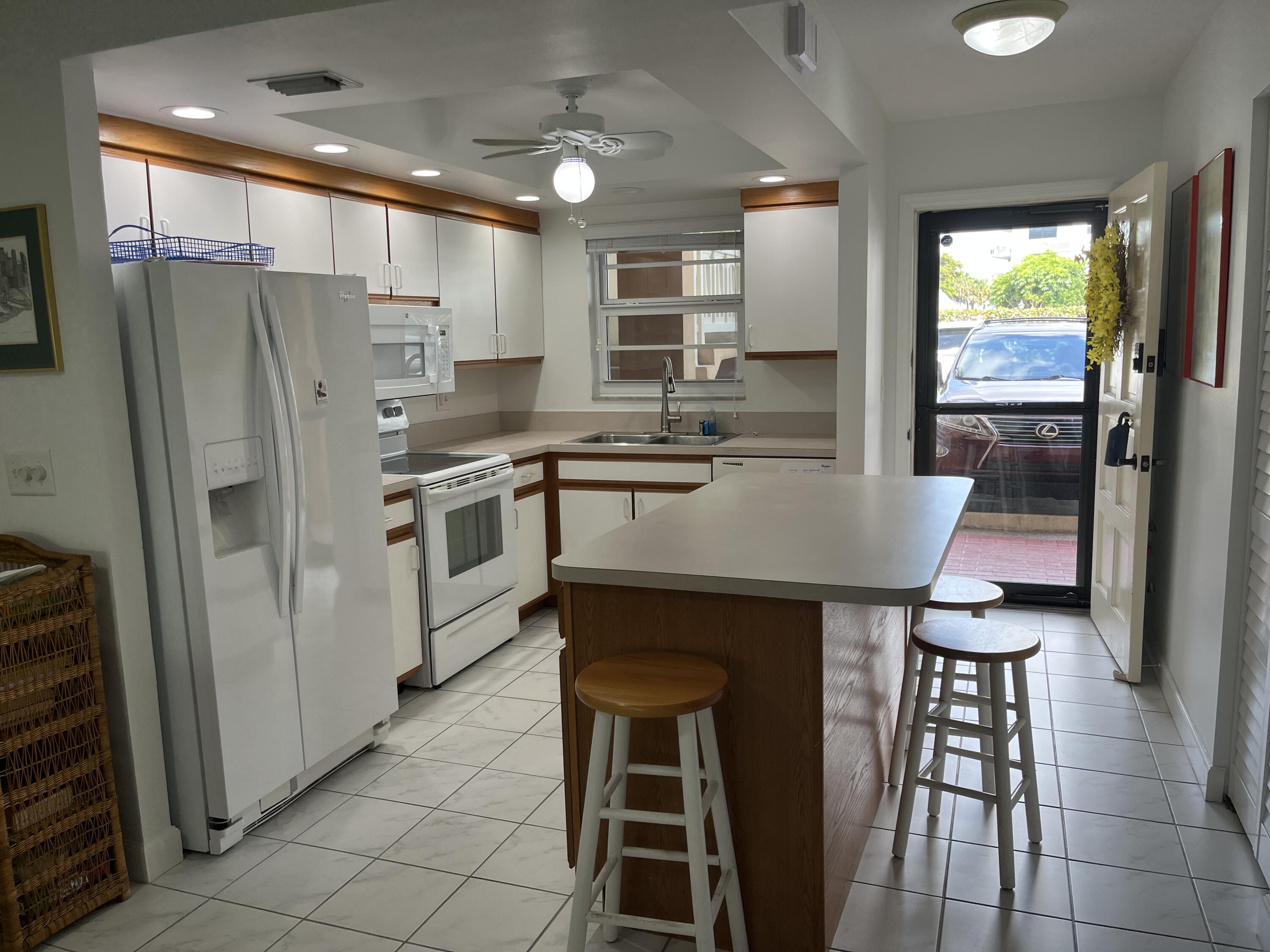 308 Golfview Road, Unit 107 North Palm Beach, FL 33408 - Photo 6 of 34 Kitchen island