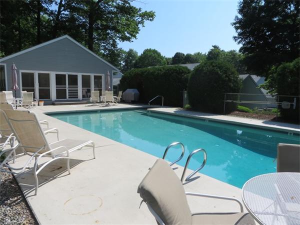 401 Country Club Road, Unit 401 Greenfield, MA 01301 - Photo 17 of 19 Gallery Image 17