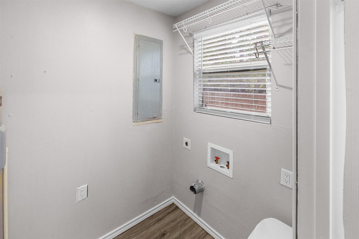 16766 Lake Circle Conroe, TX 77302 - Photo 11 of 22 a bathroom with a window