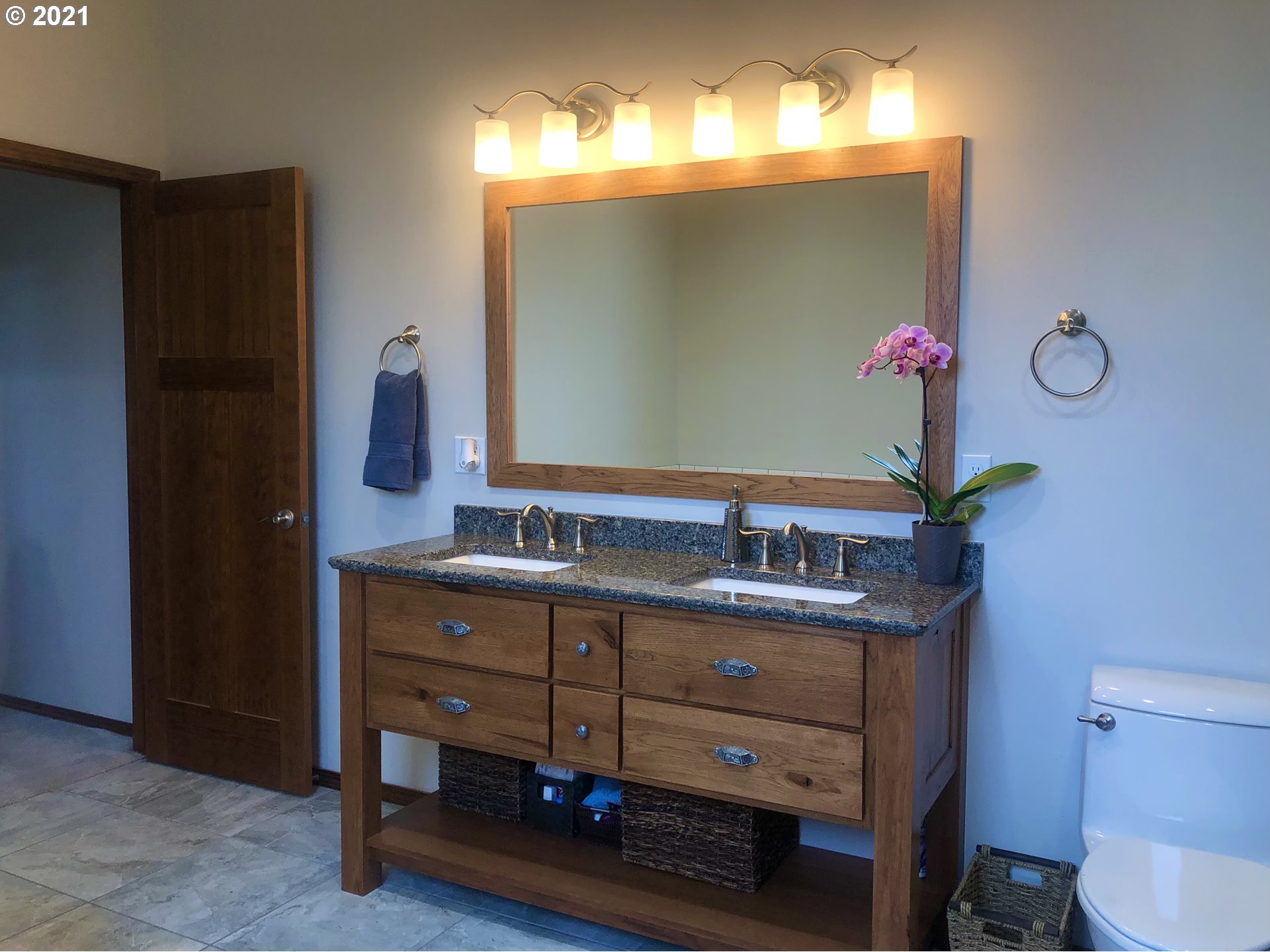 1304 Alpha Court Pendleton, OR 97801 - Photo 17 of 32 a bathroom with a toilet sink and mirror