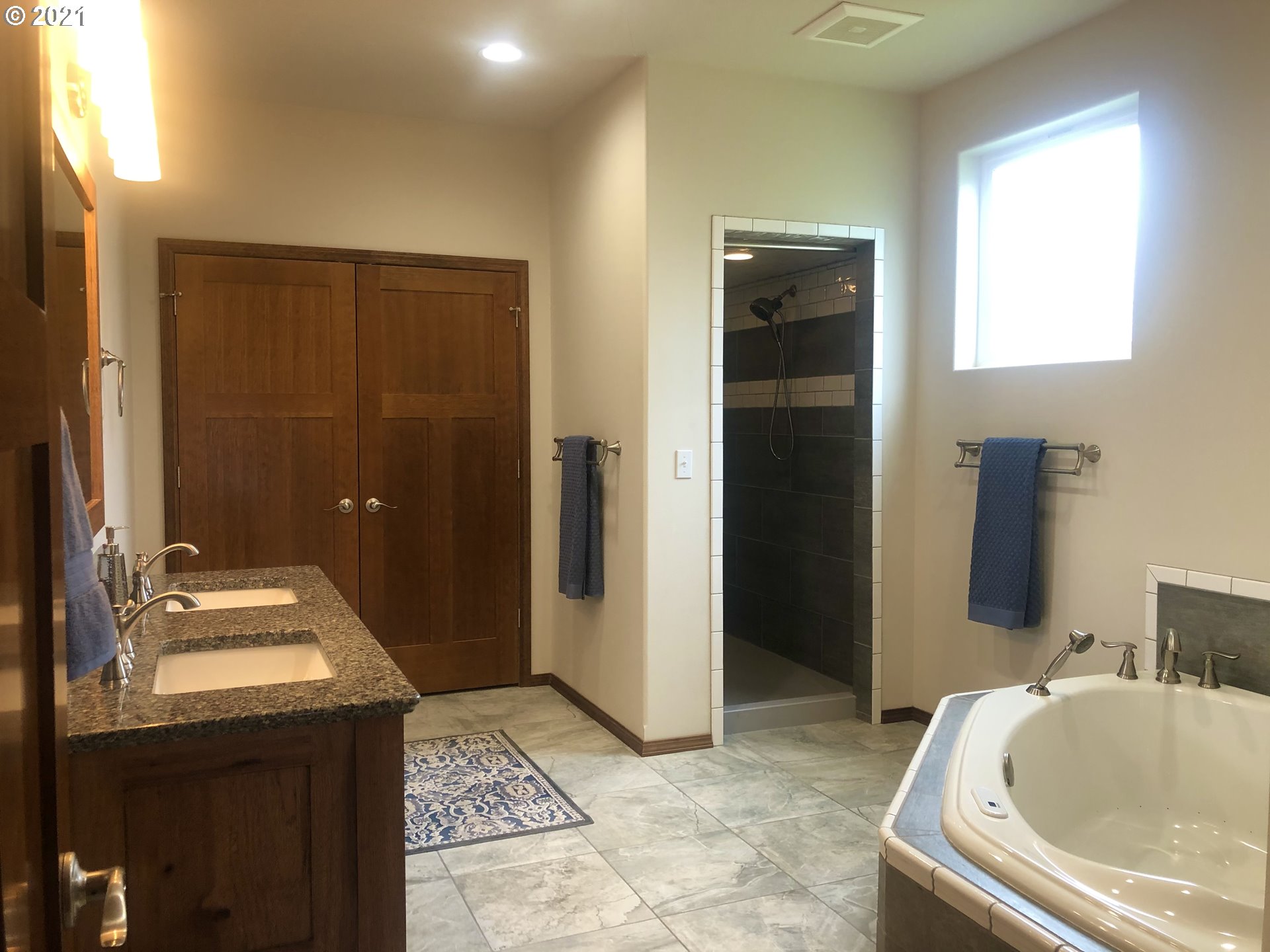 1304 Alpha Court Pendleton, OR 97801 - Photo 18 of 32 a bathroom with a tub sink and mirror