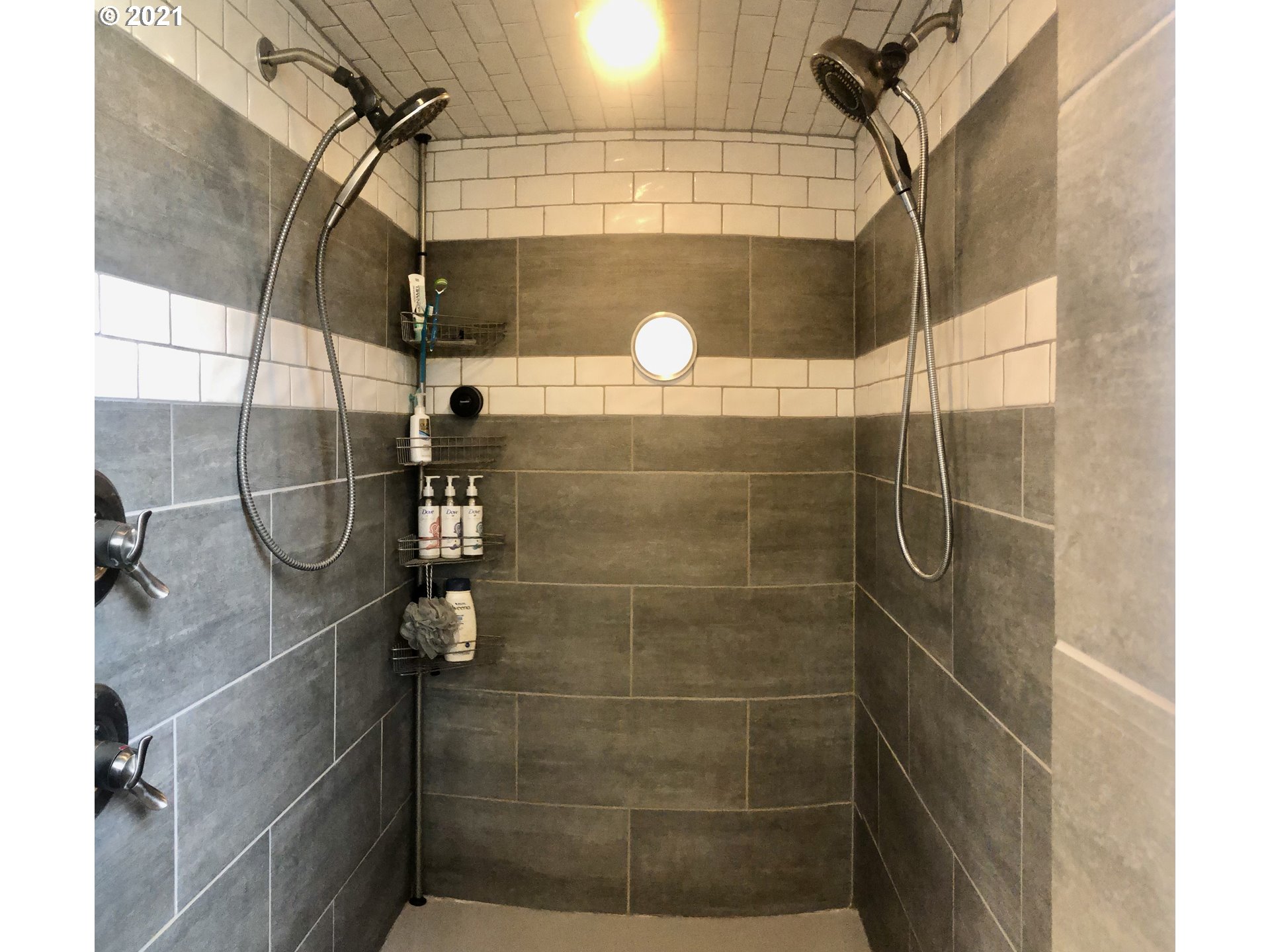 1304 Alpha Court Pendleton, OR 97801 - Photo 19 of 32 a bathroom that has a shower