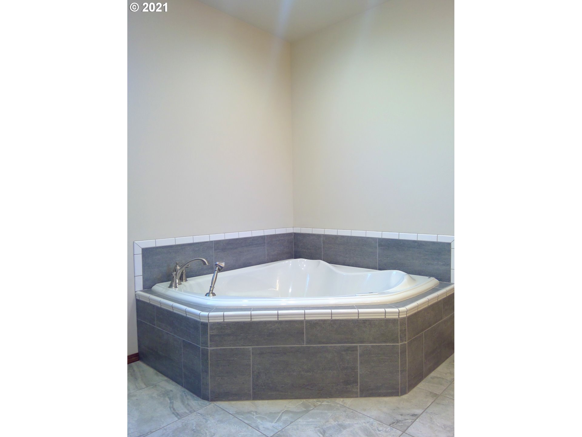 1304 Alpha Court Pendleton, OR 97801 - Photo 20 of 32 a bath tub sitting in a bathroom