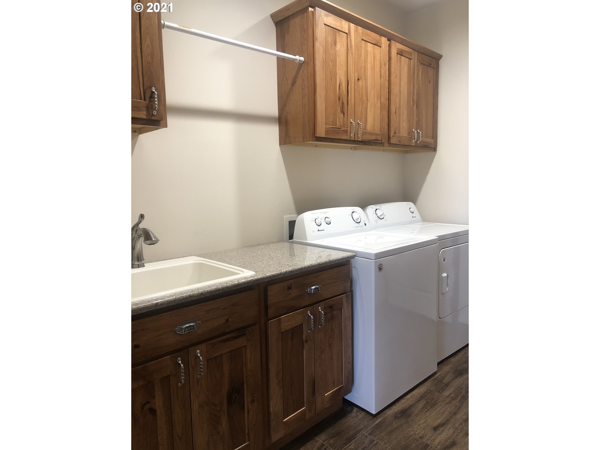1304 Alpha Court Pendleton, OR 97801 - Photo 27 of 32 a bathroom with a sink and a mirror