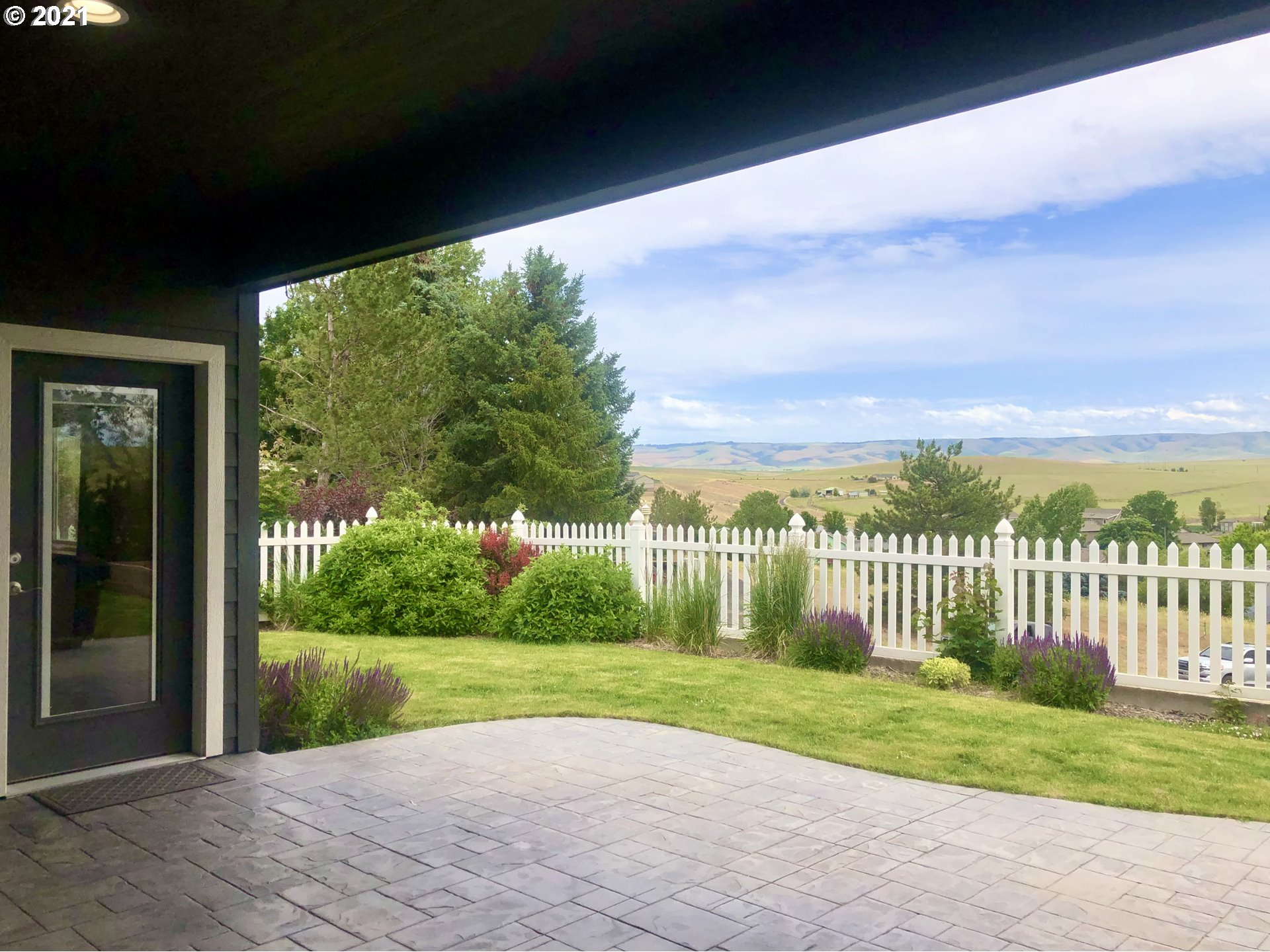 1304 Alpha Court Pendleton, OR 97801 - Photo 30 of 32 a view of a garden with wooden fence