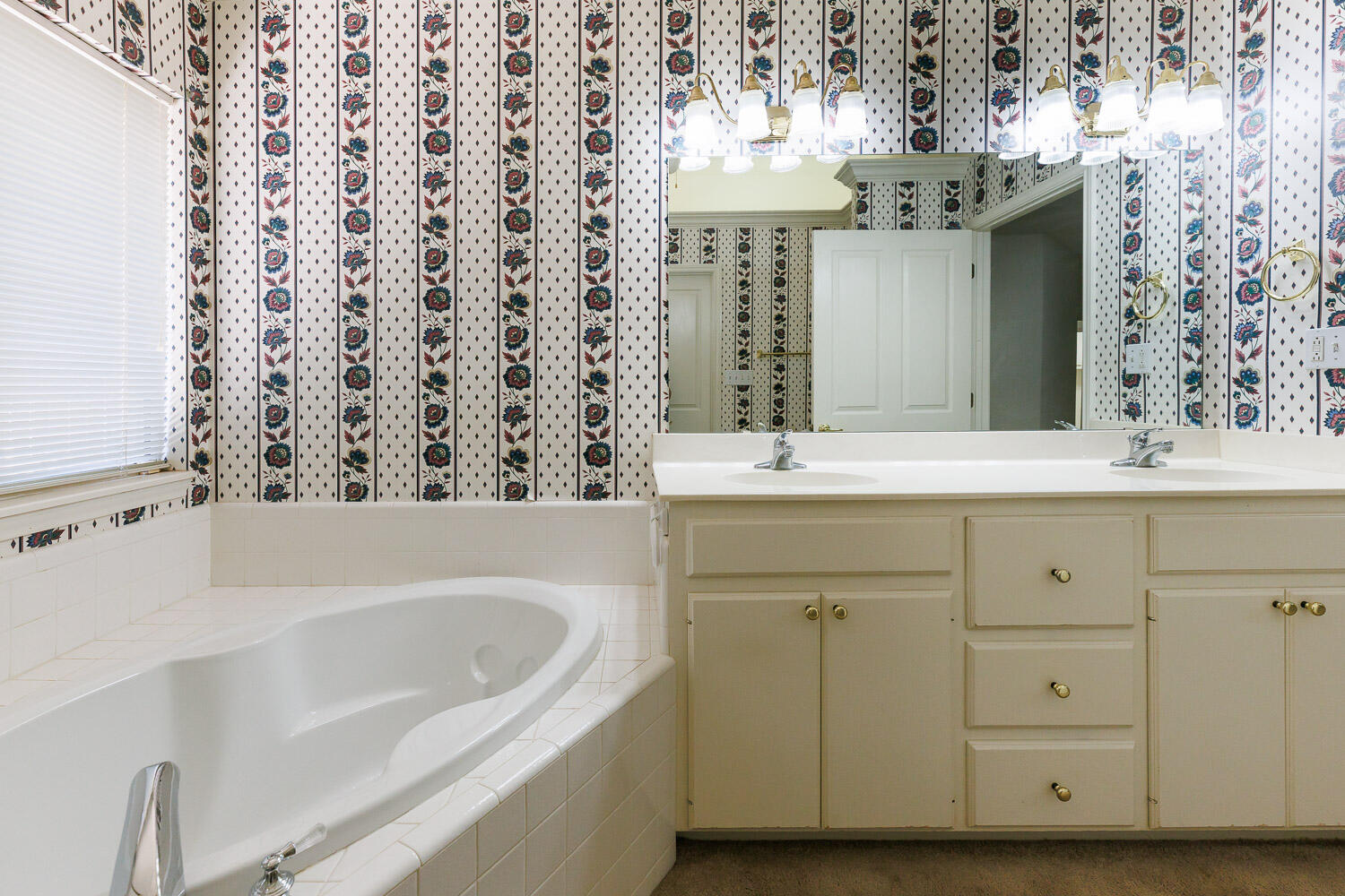6904 Freeport Avenue Lubbock, TX 79424 - Photo 29 of 49 a bathroom with a bathtub sink and mirror