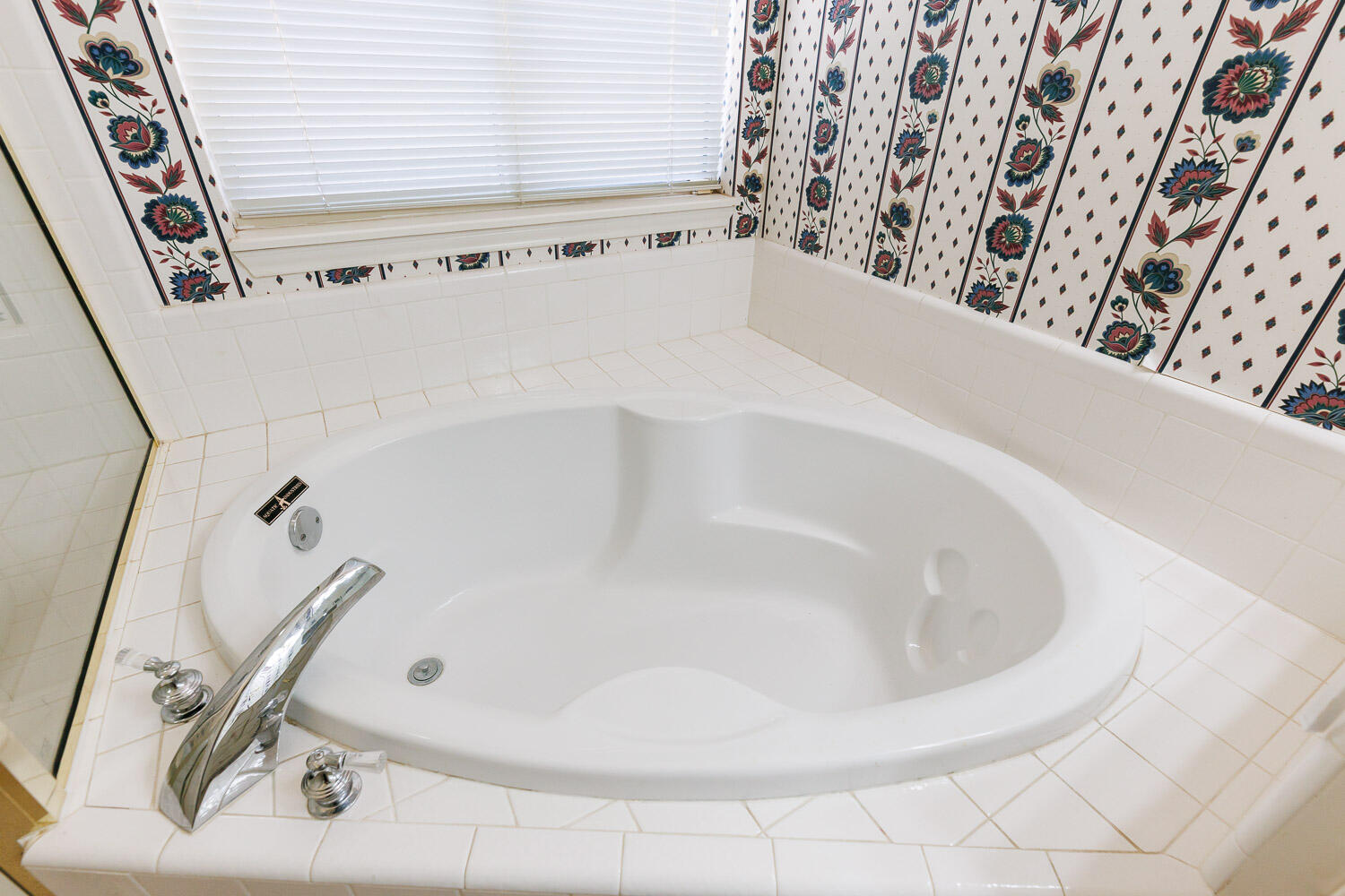 6904 Freeport Avenue Lubbock, TX 79424 - Photo 30 of 49 a bathroom with a bathtub