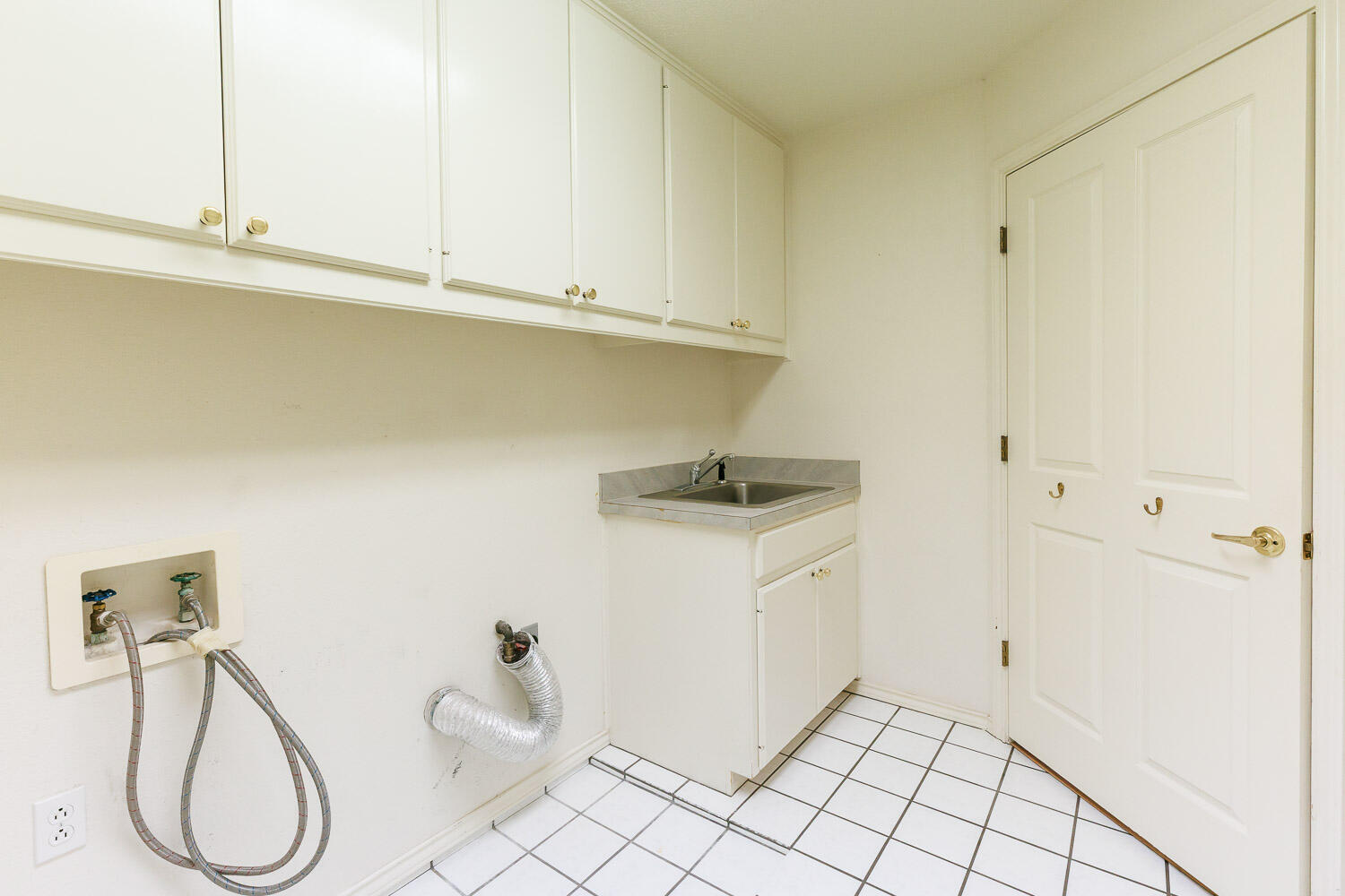 6904 Freeport Avenue Lubbock, TX 79424 - Photo 43 of 49 a bathroom with a sink