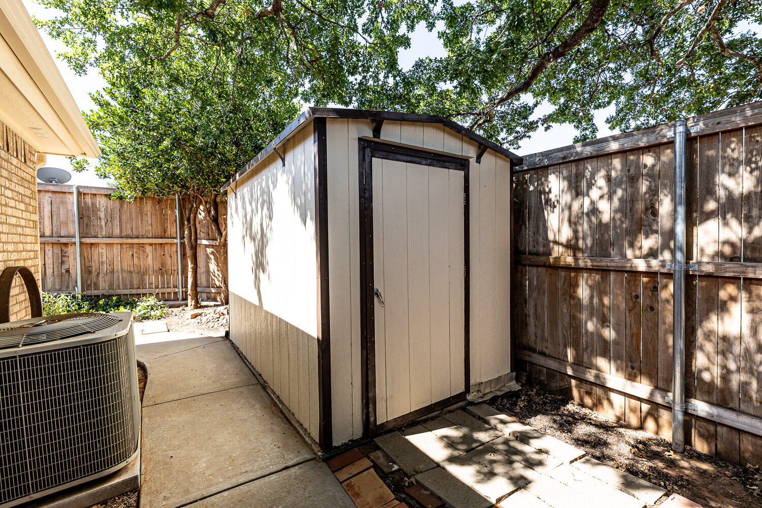 6904 Freeport Avenue Lubbock, TX 79424 - Photo 47 of 49 a backyard of a house with lake view and a potted plant