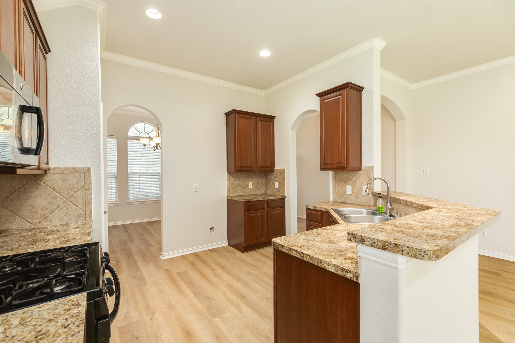 13417 Star Creek Lane Rosharon, TX 77583 - Photo 11 of 41 The kitchen features a free-standing gas range, a microwave, a dishwasher, and a breakfast bar.