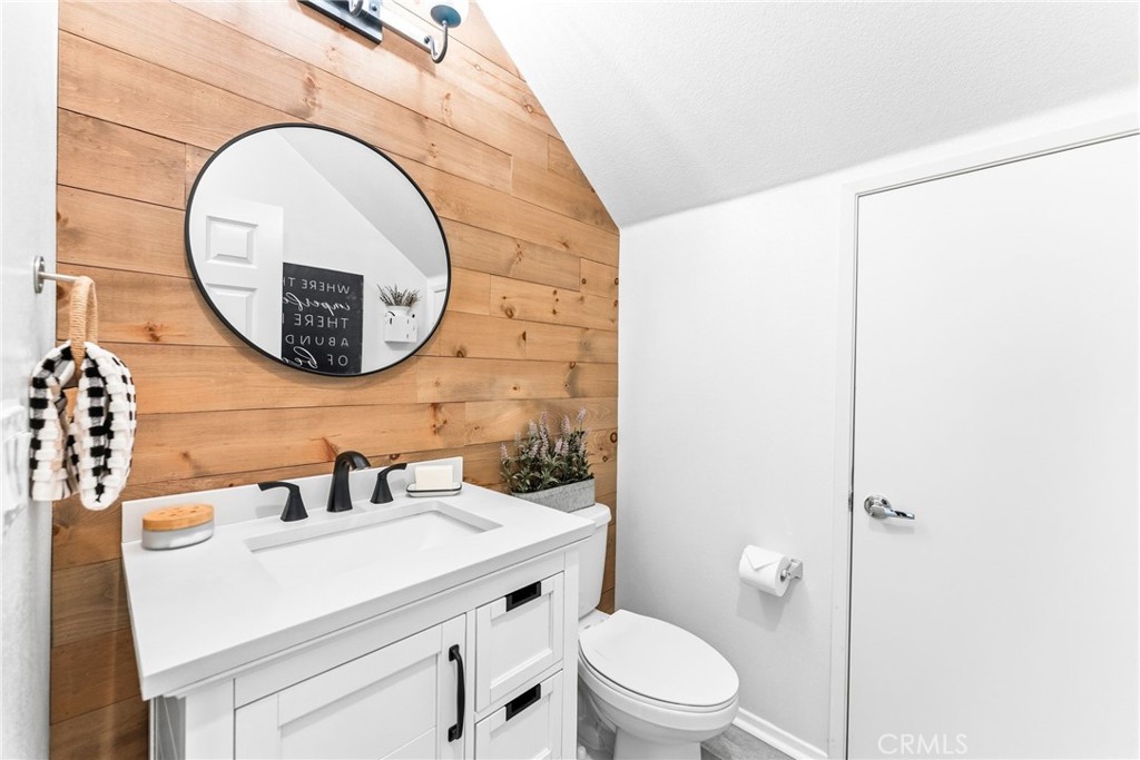 205 Windsor Grey Way Fallbrook, CA 92028 - Photo 16 of 43 First floor bathroom