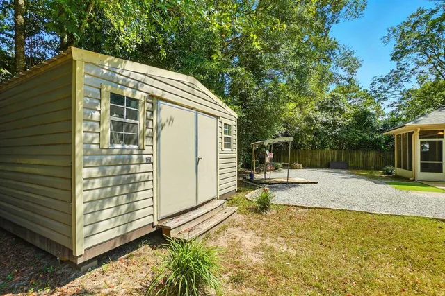 a view of backyard of the house
