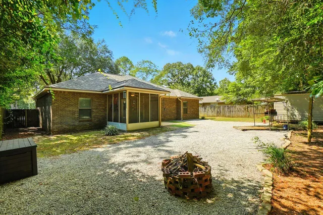 a view of backyard with garden