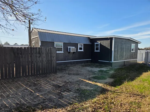 a house view with backyard space