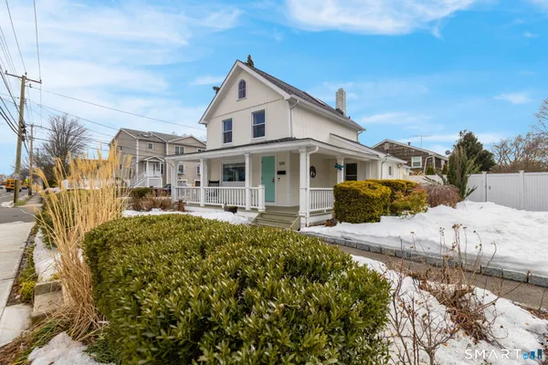 a view of a yard in front of house