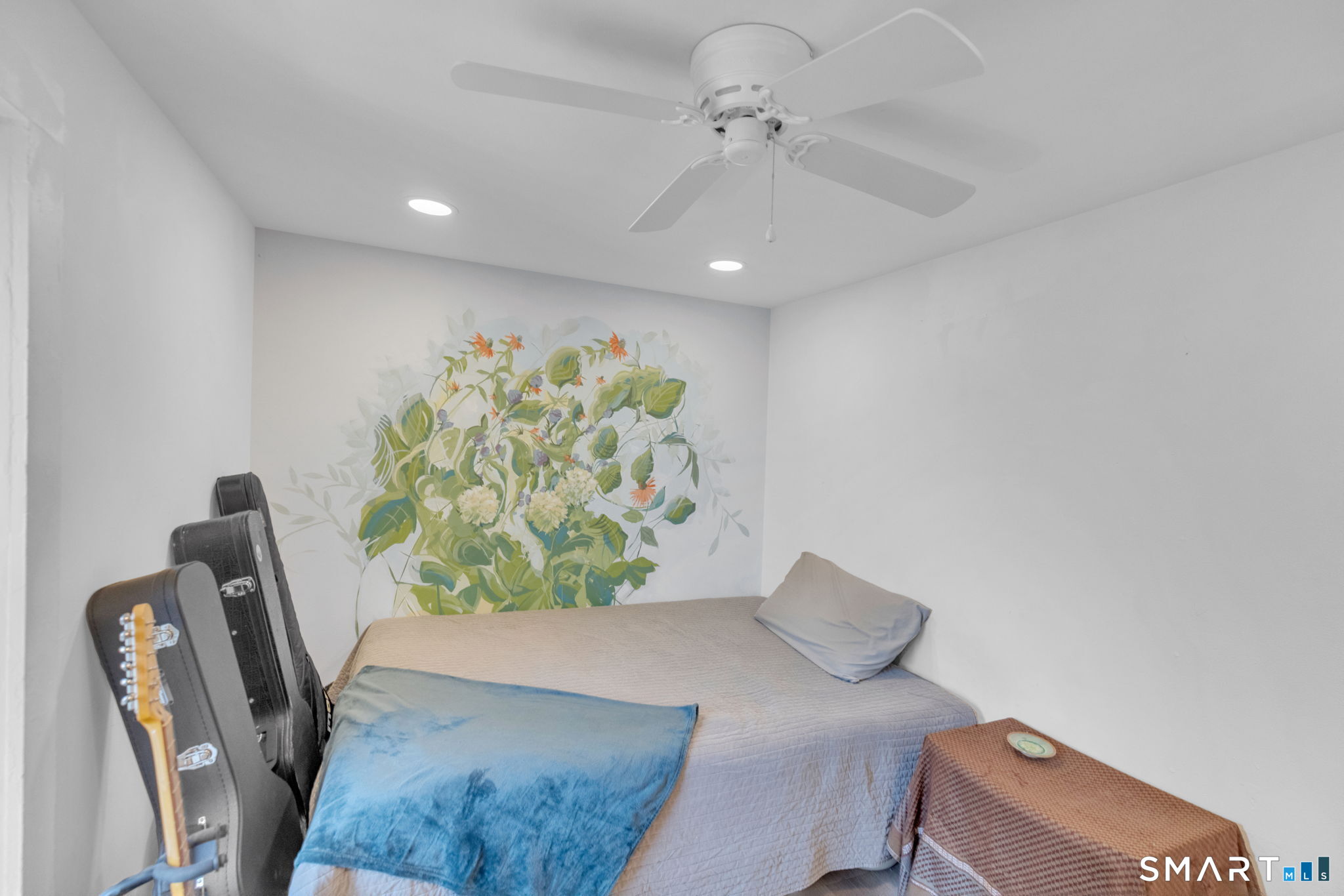 510 Reef Road Fairfield, CT 06824 - Photo 14 of 31 a view of a hallway with furniture