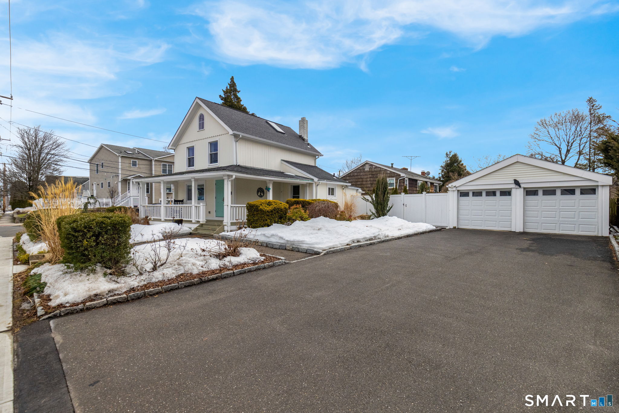 510 Reef Road Fairfield, CT 06824 - Photo 4 of 31 a view of a house with a sink and yard