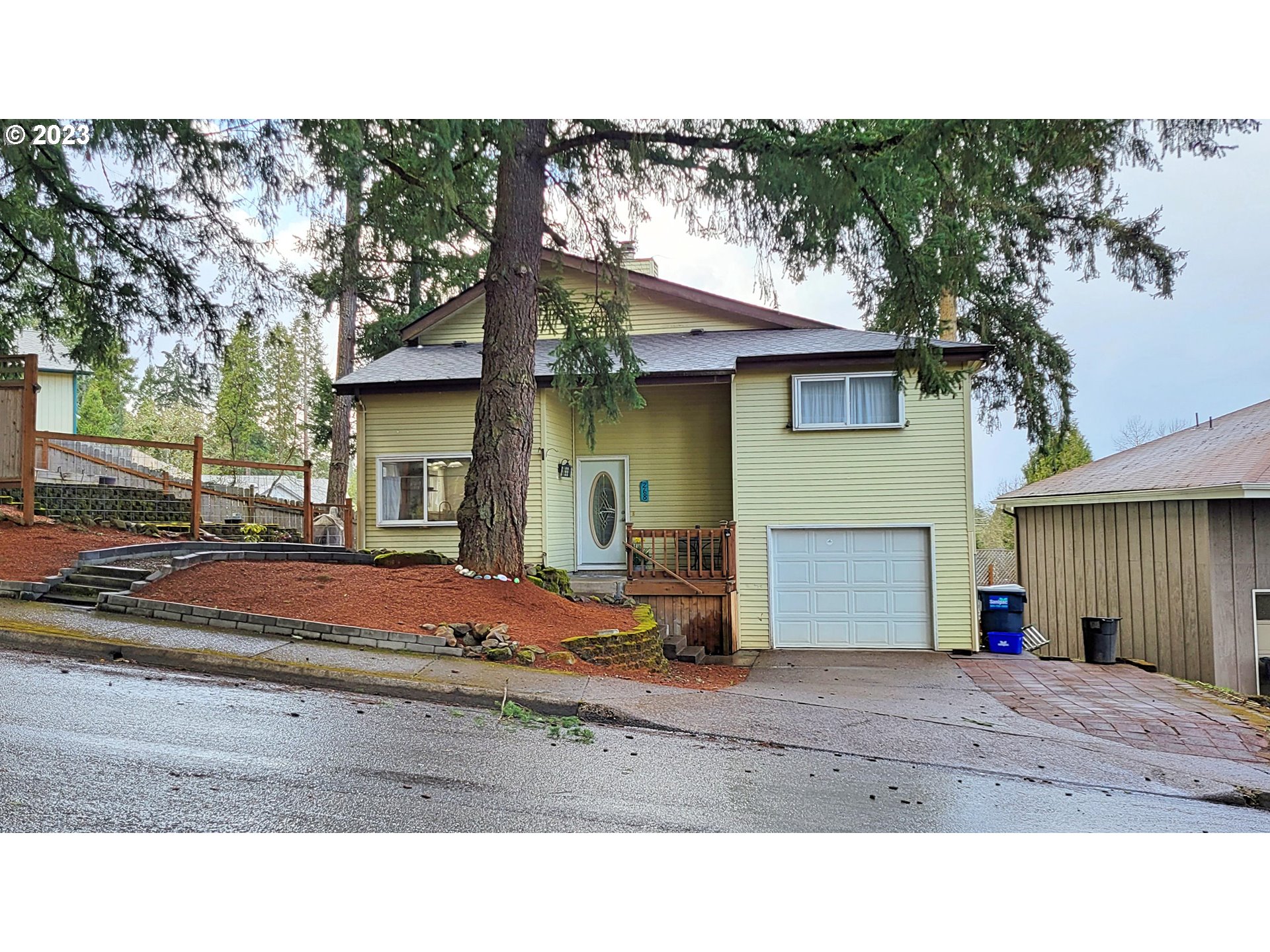 268 South 68th Place Springfield, OR 97478 - Photo 1 of 22 a view of a house with a patio