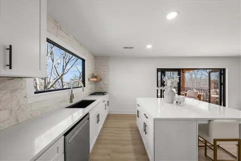 $1,200,000 | 22500 Lakeview Point, Vassar, KS 66543