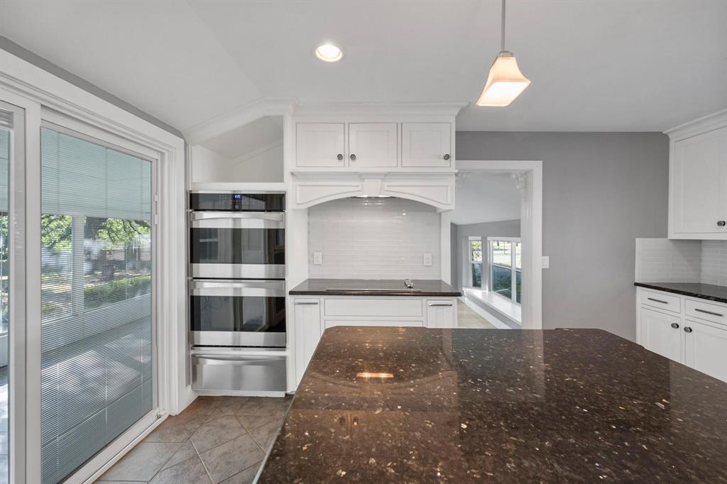 1512 Cardinal Road Mansfield, TX 76063 - Photo 15 of 37 a living room with stainless steel appliances kitchen island granite countertop a refrigerator and cabinets