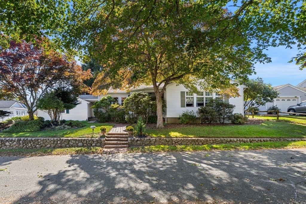 a view of a house with a yard