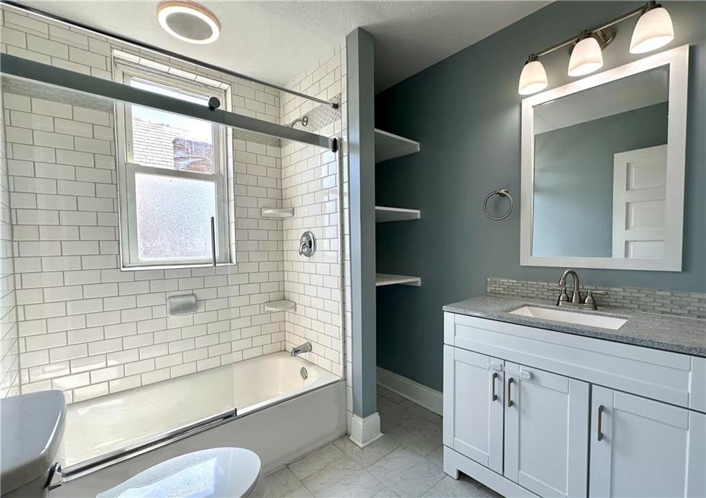 545 Forest Avenue Pittsburgh, PA 15202 - Photo 23 of 26 a bathroom with a tub sink and mirror