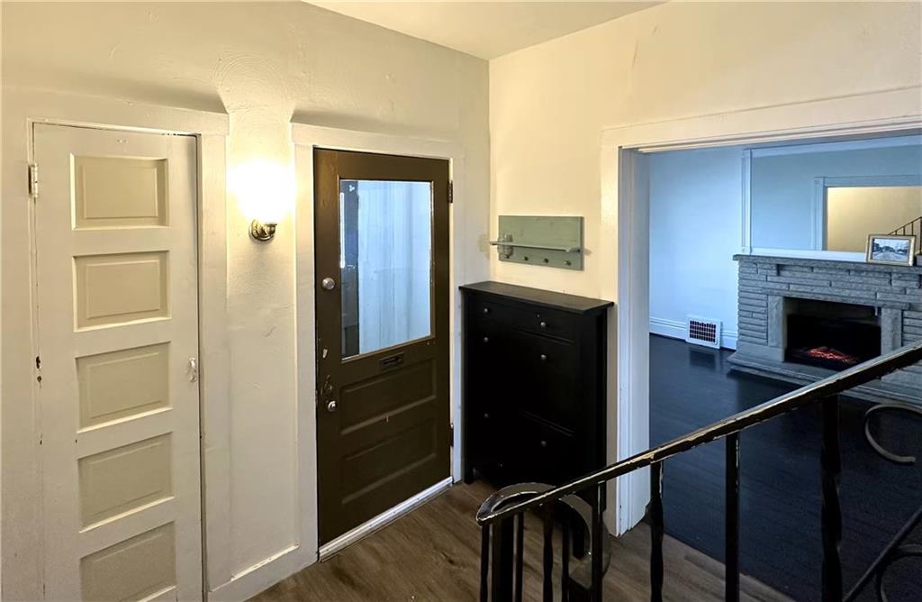 545 Forest Avenue Pittsburgh, PA 15202 - Photo 9 of 26 a locker room