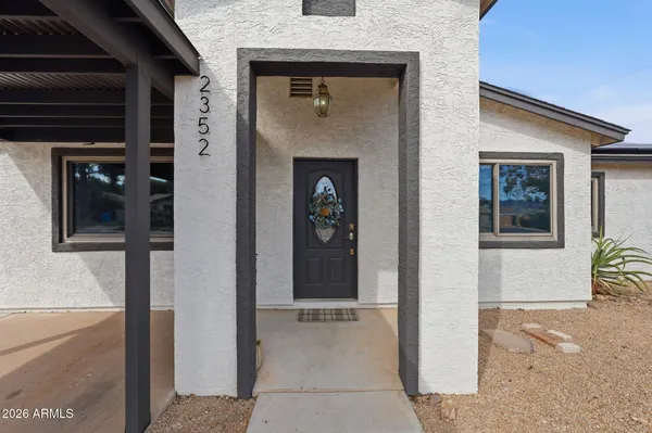 a view of an entryway of the house
