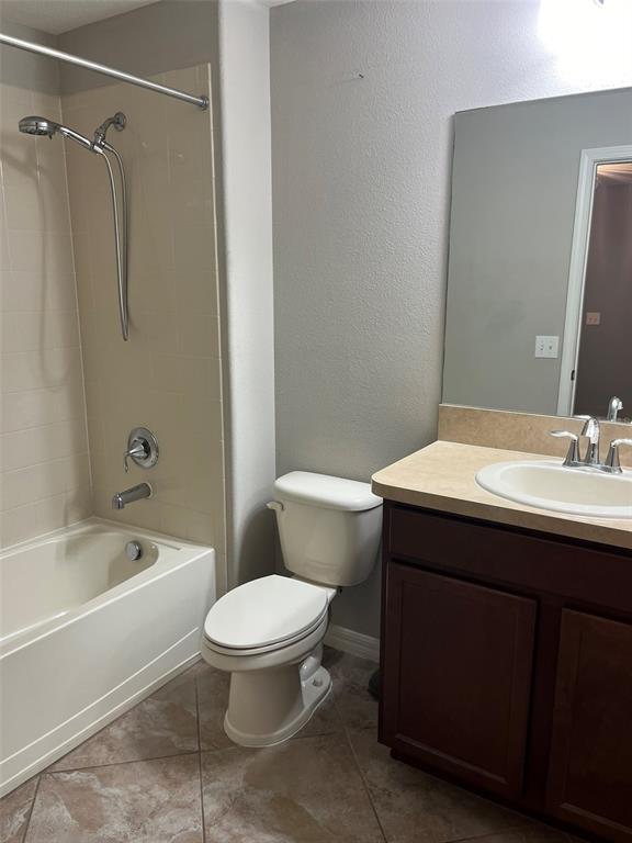 1242 Acadia Harbor Place Brandon, FL 33511 - Photo 18 of 28 a bathroom with a sink a toilet and a bathtub