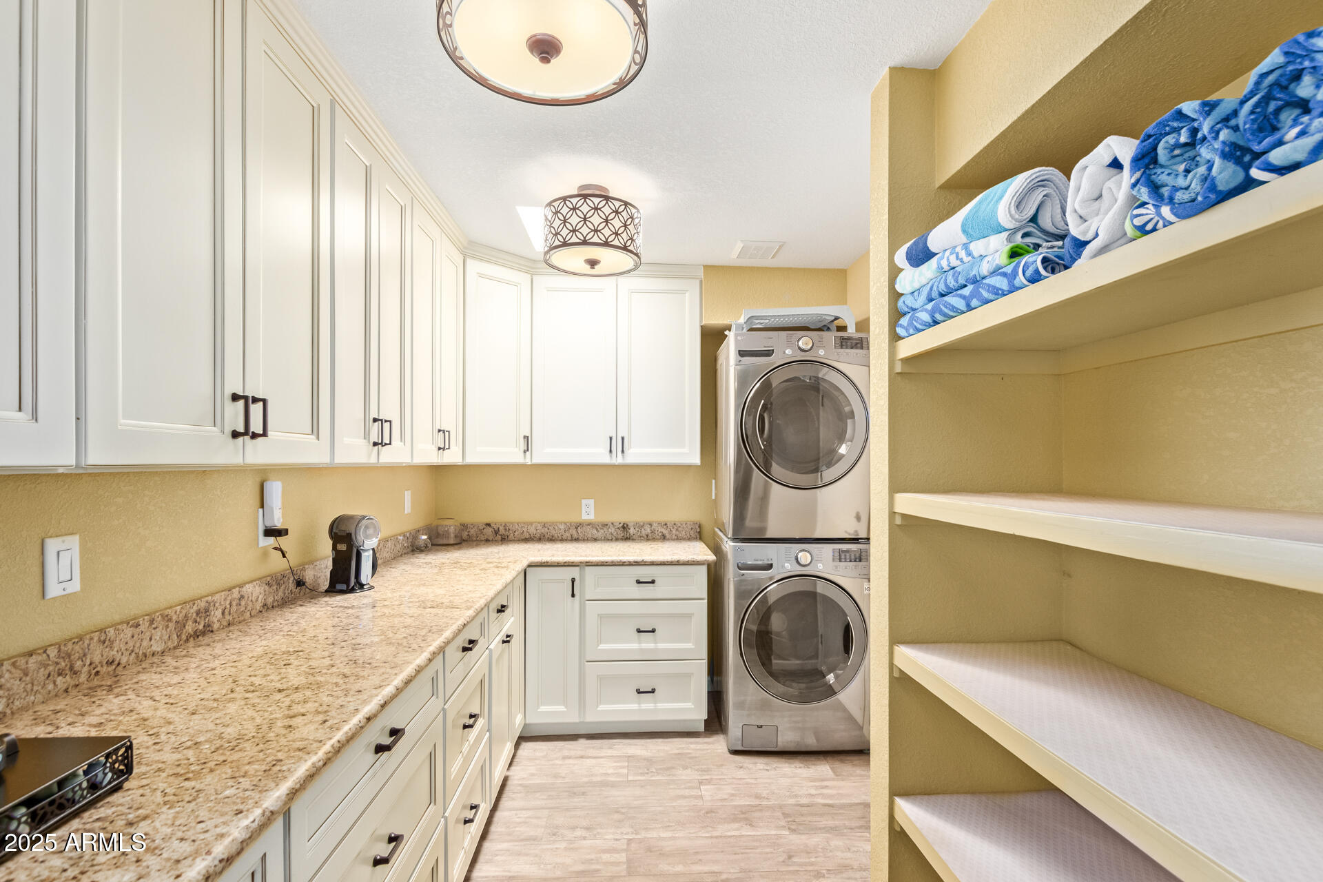 2118 East Pebble Beach Drive Tempe, AZ 85282 - Photo 28 of 33 a view of a kitchen with washer and dryer