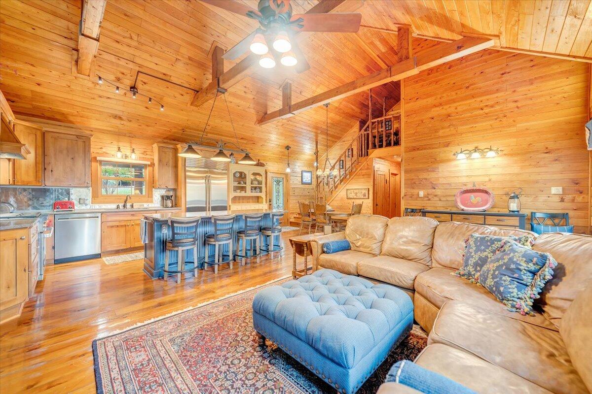 104 Red Oak Road Moneta, VA 24121 - Photo 21 of 99 Living Room
