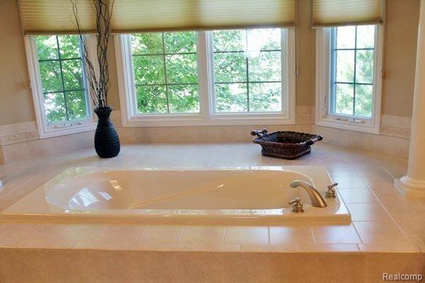 544 Springview Drive Rochester, MI 48307 - Photo 18 of 25 Luxurious master bath tub