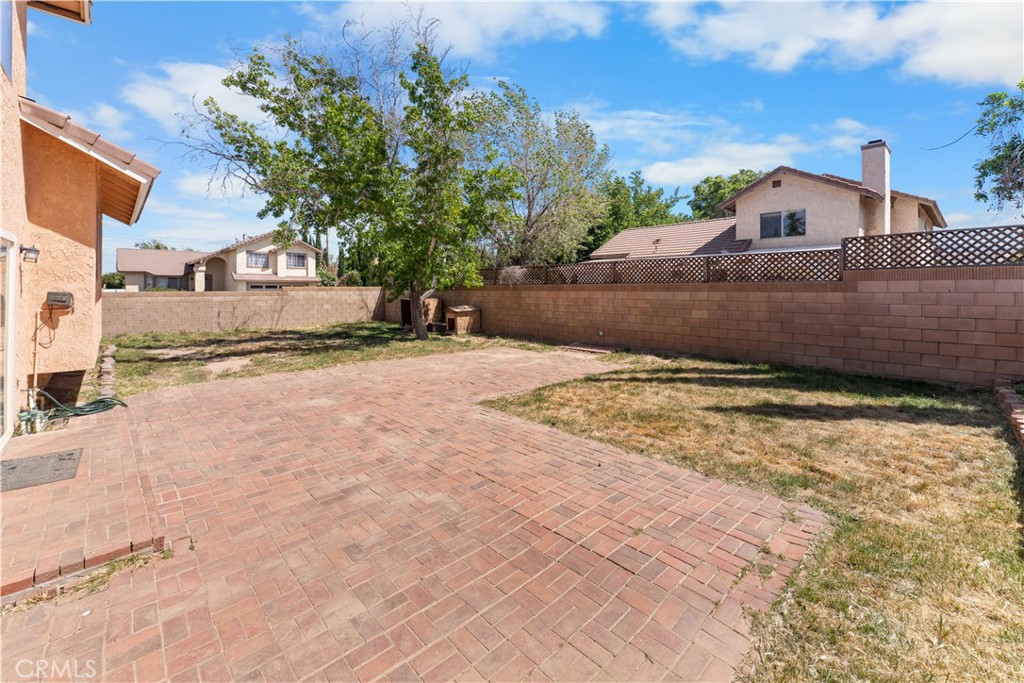 1232 Kings Road Palmdale, CA 93551 - Photo 32 of 32 a view of a backyard of a house