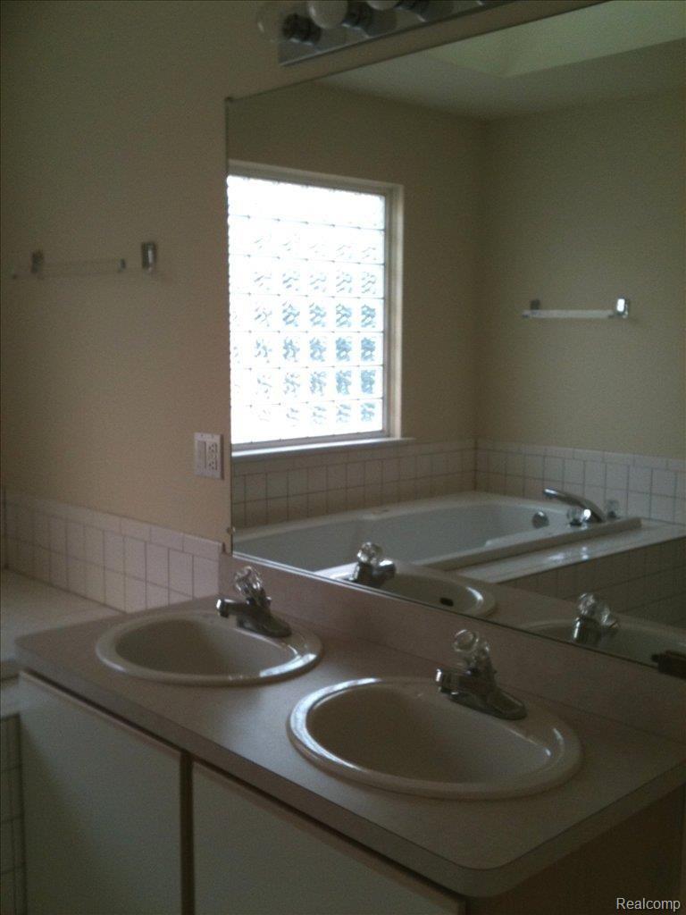 35 Eagle Ridge Road Lake Orion, MI 48360 - Photo 13 of 24 Master Bath Glass Block Window