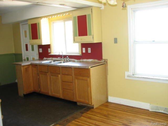 4440 Torrey Road Flint, MI 48507 - Photo 5 of 8 Dining Kitchen