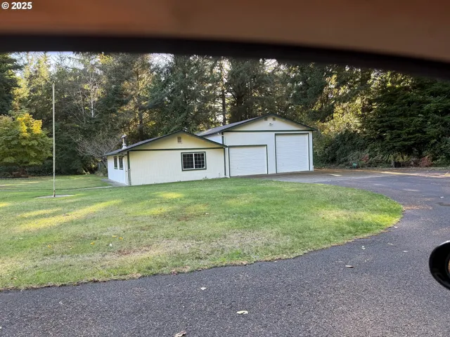 a view of a house with backyard and a tree
