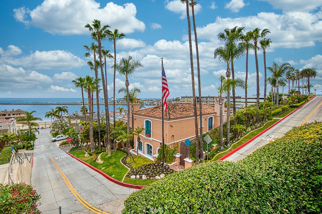 2712 Shell Street Corona del Mar, CA 92625 - Photo 18 of 18 a view of a garden with sitting area