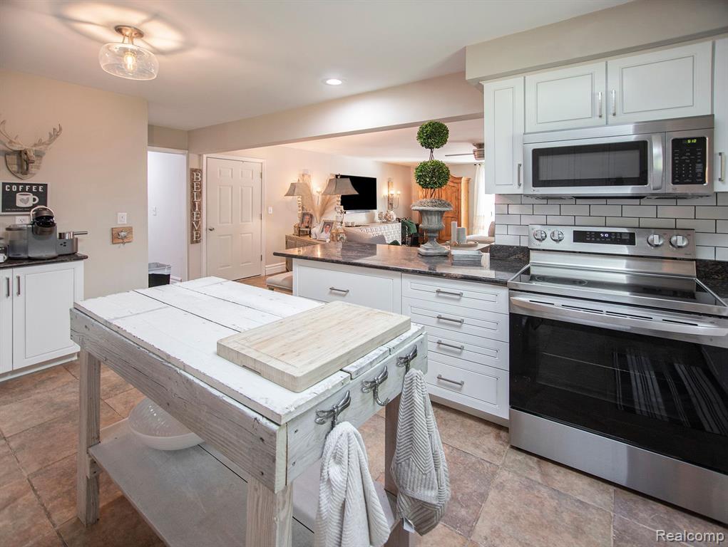240 Maplehill Road Rochester Hills, MI 48306 - Photo 19 of 35