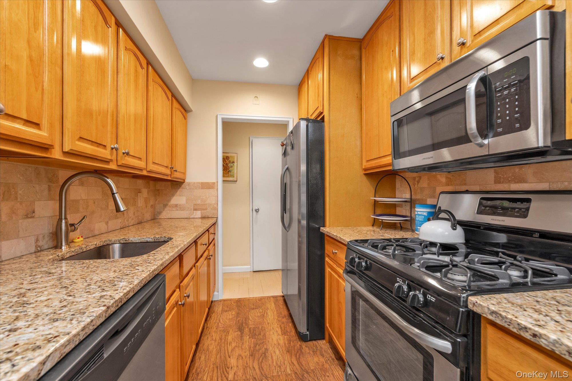 25 Canterbury Road, Unit 1F Great Neck, NY 11021 - Photo 13 of 17
