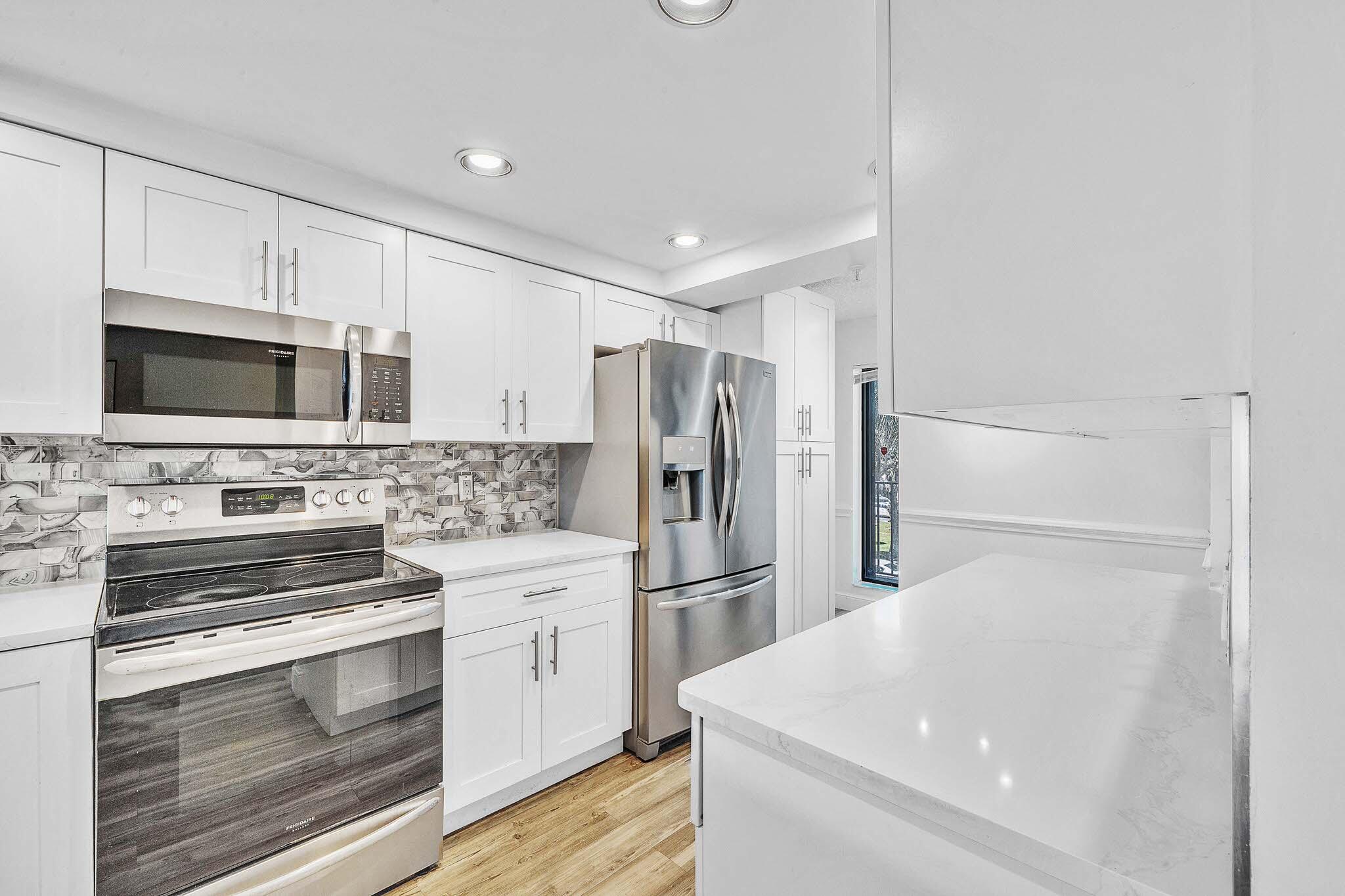 17 Royal Palm Way, Unit 3010 Boca Raton, FL 33432 - Photo 12 of 57 15 Kitchen (4)