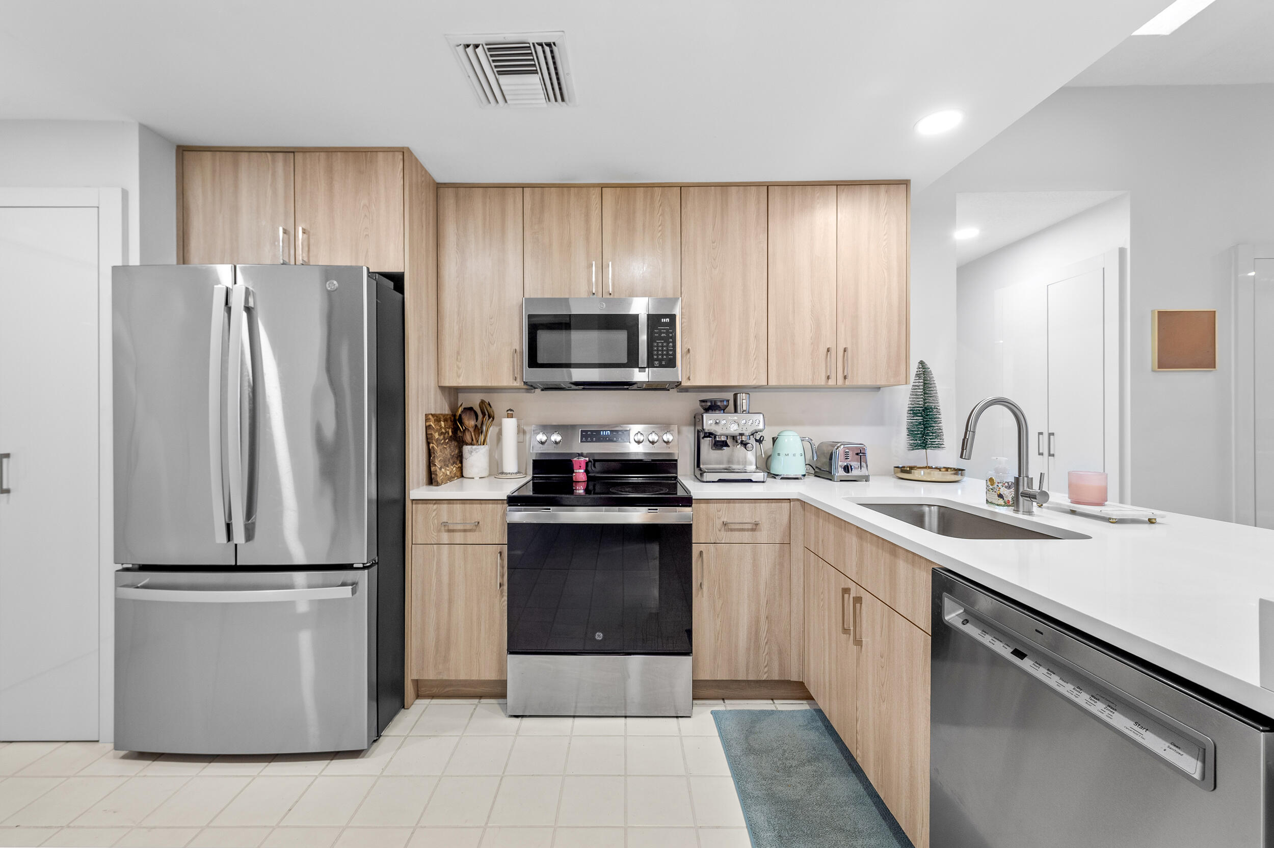 7460 La Paz Boulevard, Unit 304 Boca Raton, FL 33433 - Photo 5 of 37 a kitchen with a refrigerator sink and microwave