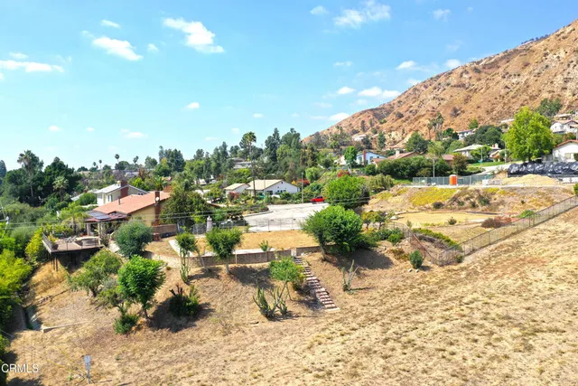 a view of a pathway with a yard