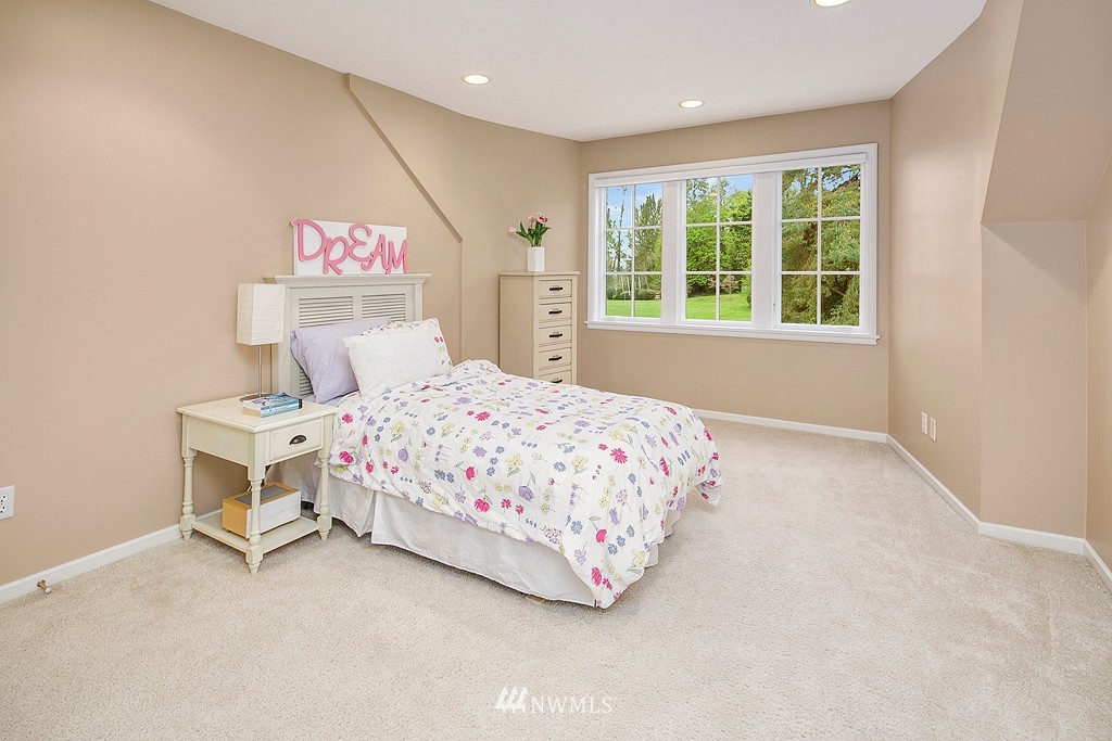 5537 Northeast Penrith Road Seattle, WA 98105 - Photo 13 of 25 Gallery Image 13